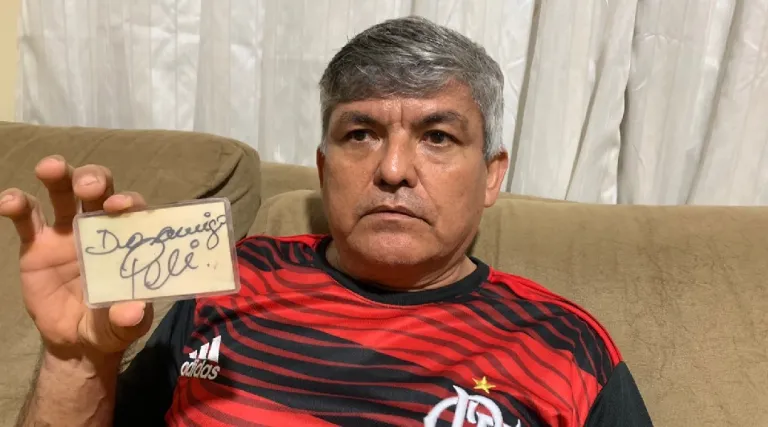 Em Cruzeiro do Sul, há 29 anos comerciante guarda autógrafo concedido pelo Rei Pelé