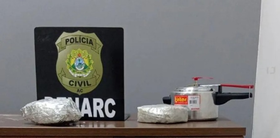 No AC, polícia apreende droga dentro de panela de pressão e cão de porcelana que seriam enviados pelos Correios para o Ceará