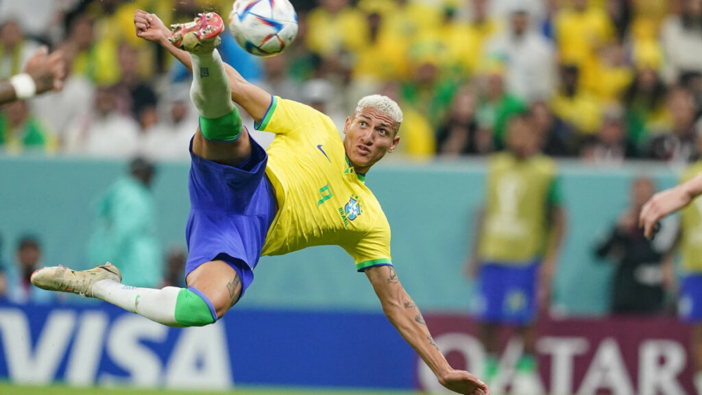Voleio de Richarlison ganha prêmio de gol mais bonito da Copa do Mundo do Catar