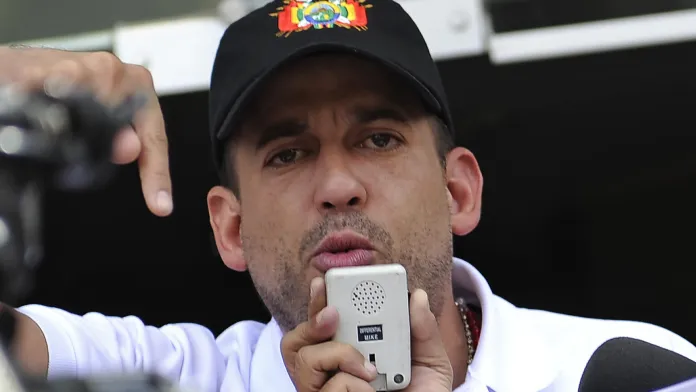 Líder da oposição na Bolívia é preso, e apoiadores bloqueiam aeroporto