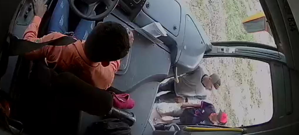 Homem que aparece em vídeo durante assalto a ônibus interestadual é preso embaixo de cama no Acre