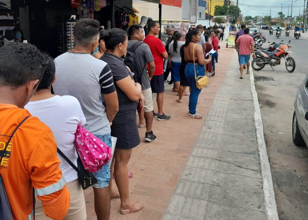 Clientes reclamam de desorganização na fila da agência da Caixa de Cruzeiro do Sul