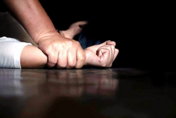 Homem é preso suspeito de estuprar ex-cunhada grávida que dormia com criança