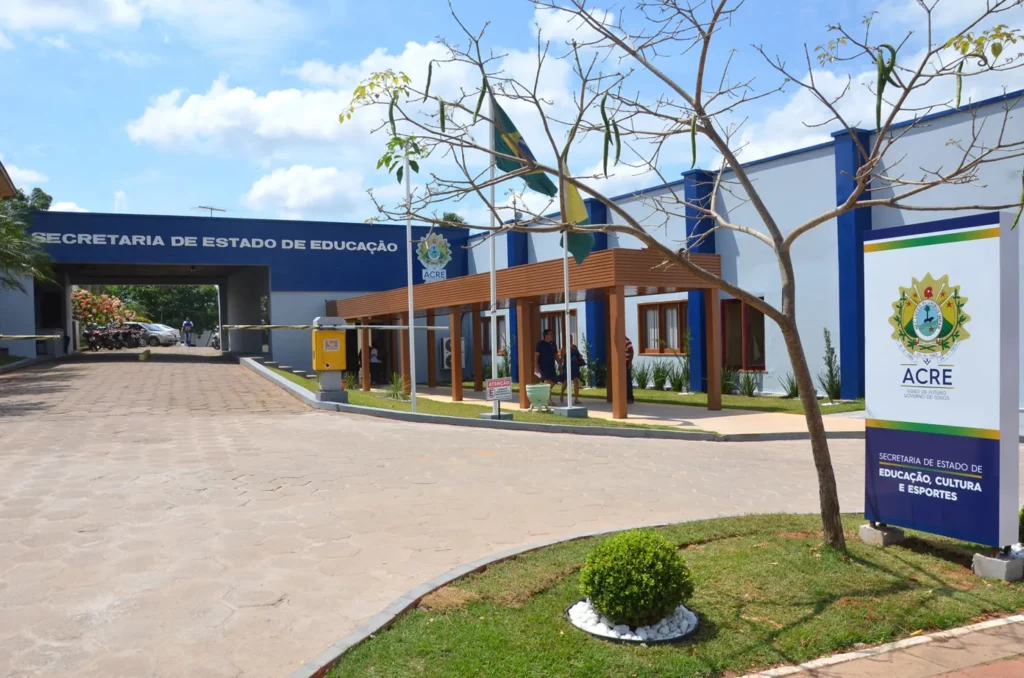 Servidores da Educação podem ficar sem salários em fevereiro por falta de recadastramento