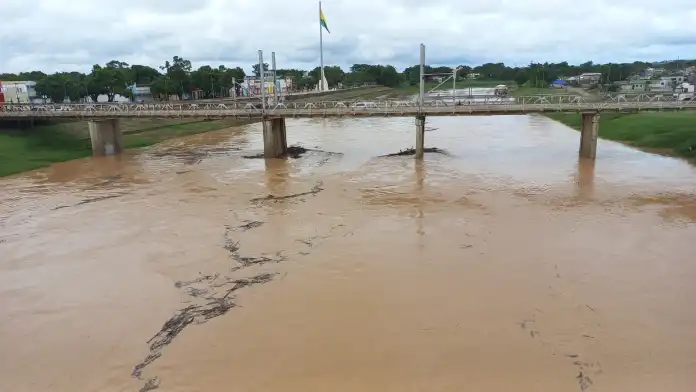 Nível do Rio Acre sobe rápido em poucas horas e estado é de alerta máximo