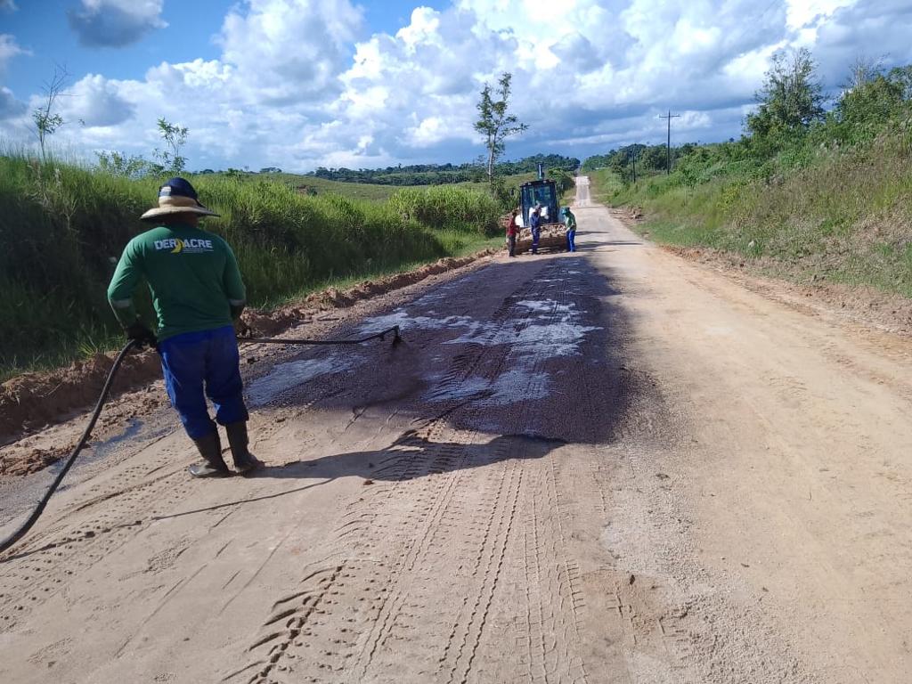 Deracre executa pavimentação no Ramal do 3 em Cruzeiro do Sul