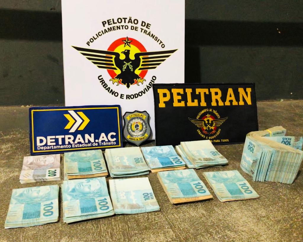 Em Cruzeiro do Sul, PM recupera veículo roubado e 27 mil reais dentro de porta-malas