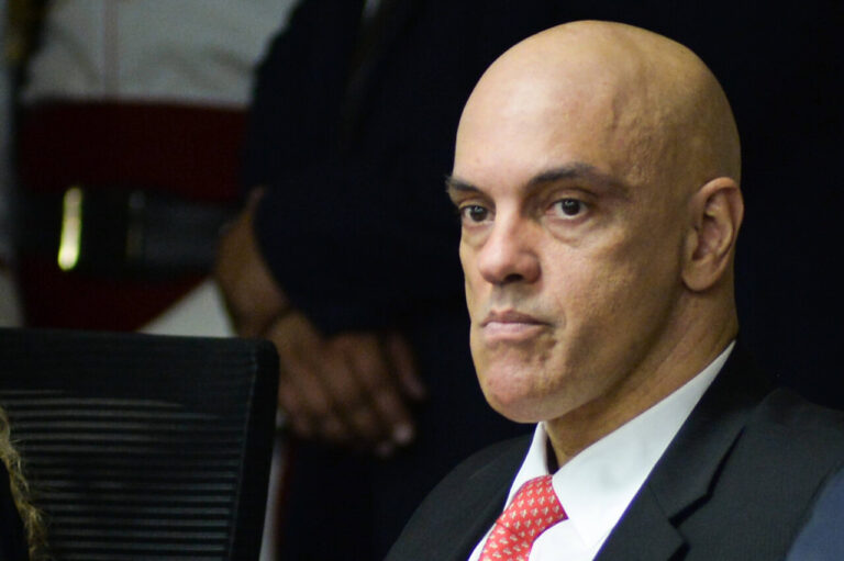 Moraes impede bloqueio de vias e acesso a prédios públicos no país após ameaça de novos atos
