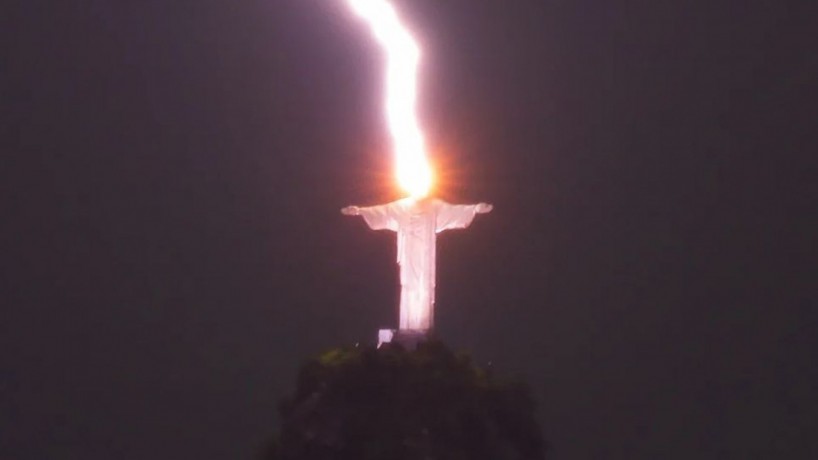 Impressionante! Cristo Redentor é atingido por raio; veja imagens