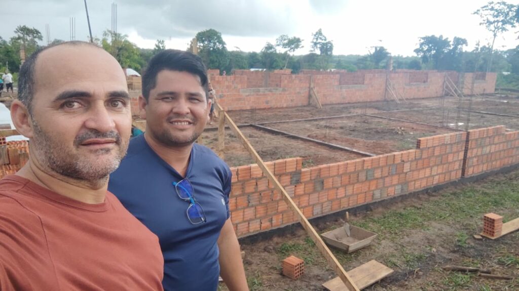 Presidente da Câmara e secretário de educação acompanham construção de escola na zona rural de Marechal Thaumaturgo