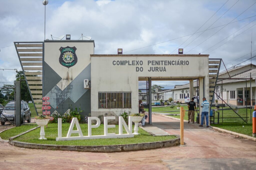 Oficinas profissionalizantes aproximam da liberdade detentos da penitenciária de Cruzeiro do Sul
