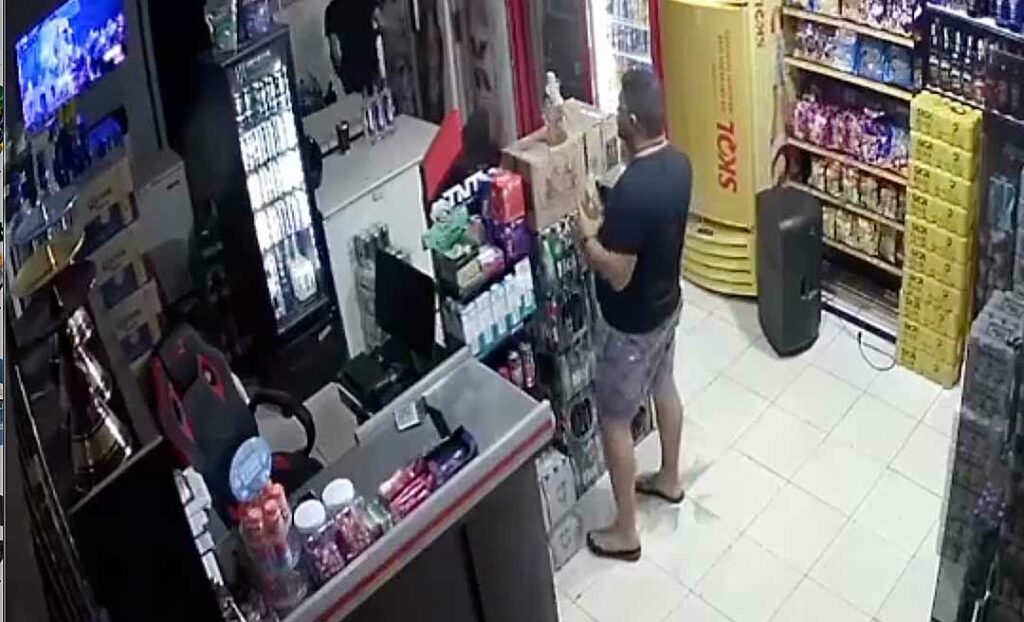 Vontade de ‘tomar uma’: no Acre, homem aproveita descuido de balconista para furtar cachaça