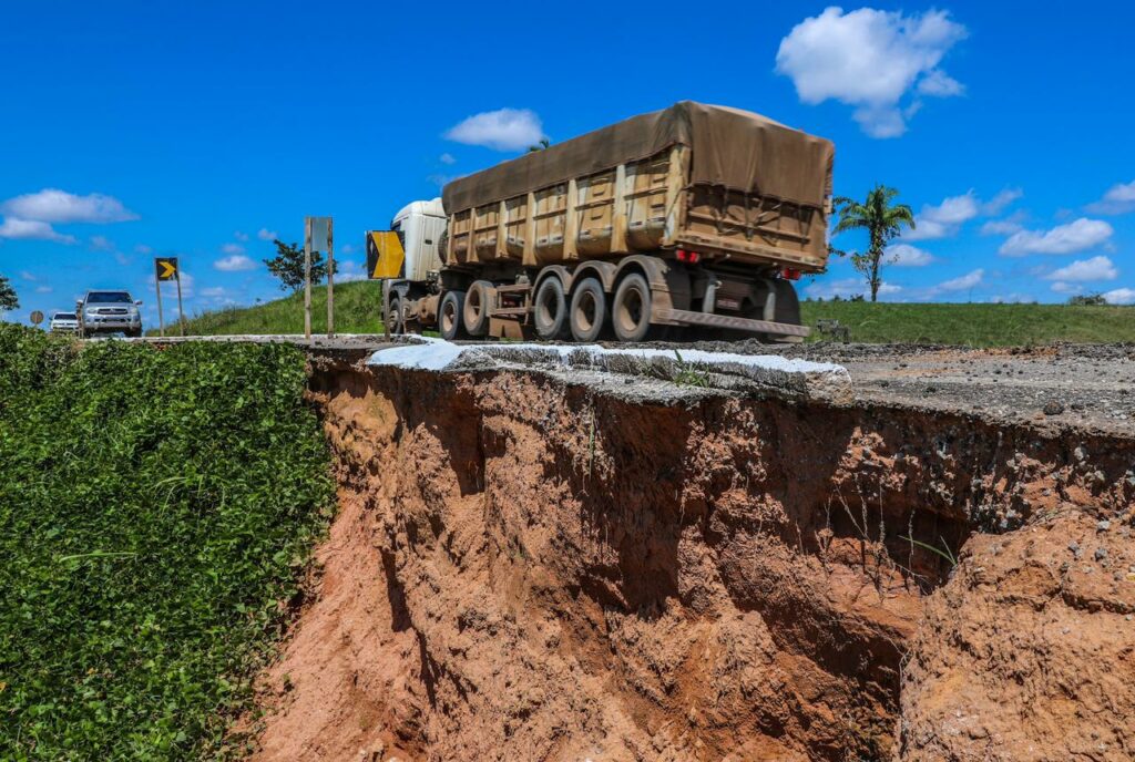 Esburacada, situação da BR-364 é alarmante e oferece riscos no Acre