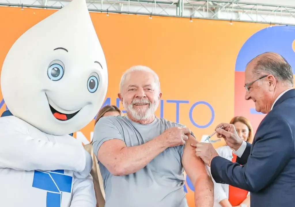 Alckmin vacina Lula com dose de reforço contra a Covid-19