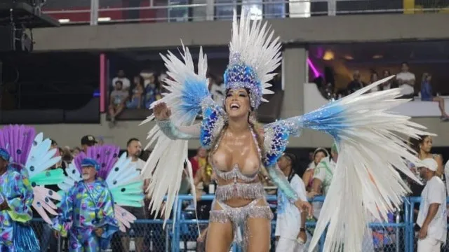 Marido pede separação após Mulher Abacaxi desfilar com seios de fora