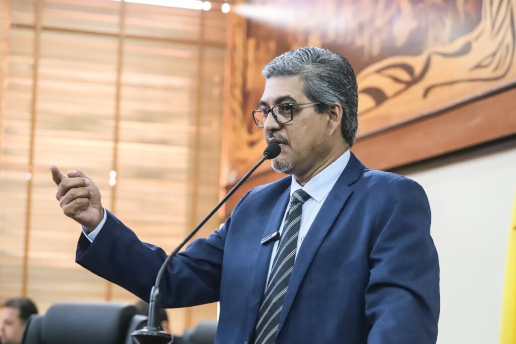 Edvaldo Magalhães cobra reestruturação do PCCR da Educação, alterado pelo governo, e pagamento do piso nacional