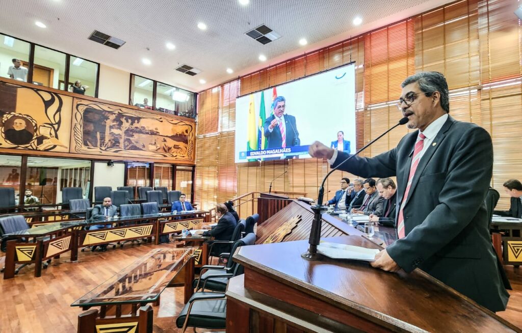 Edvaldo solicita ao TCE envio de relatório sobre compra de livros e plataforma digital pela Secretaria Educação para auxiliar alunos do Enem