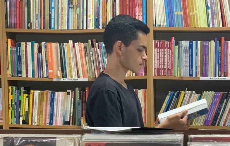 Brasileiro filho de pedreiro e diarista ganha bolsa em Oxford