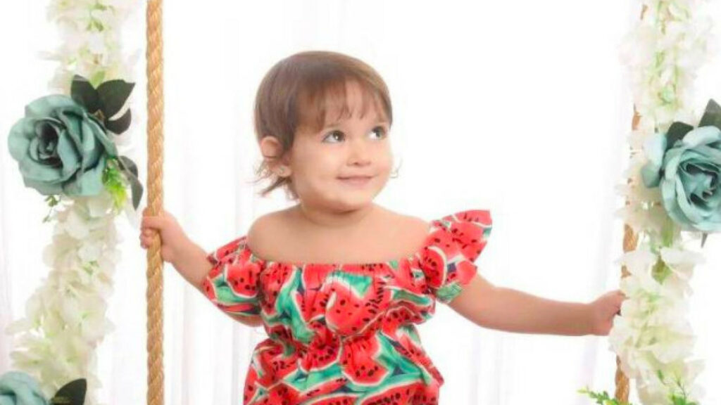 Menina de 2 anos morre após agressões, mãe e padrasto são presos