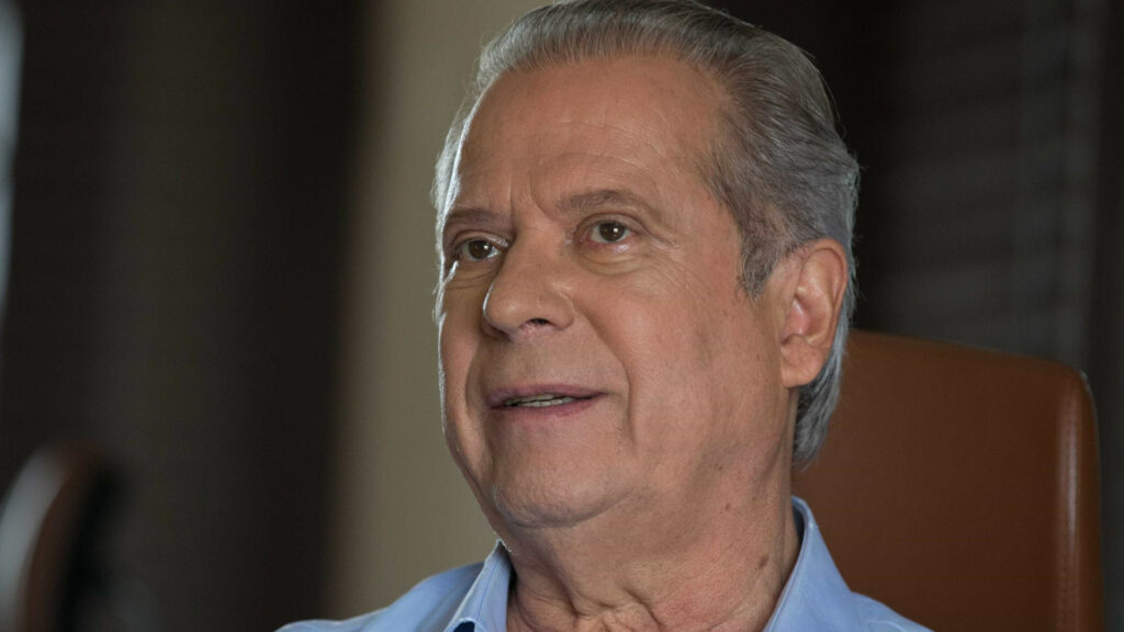 José Dirceu deixa UTI, retira dreno da cabeça e anda com ajuda de fisioterapeuta