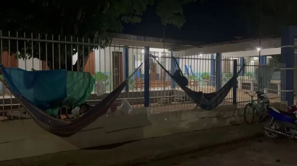 Pais armam redes e dormem em fila para conseguir vaga em escola no interior do Acre
