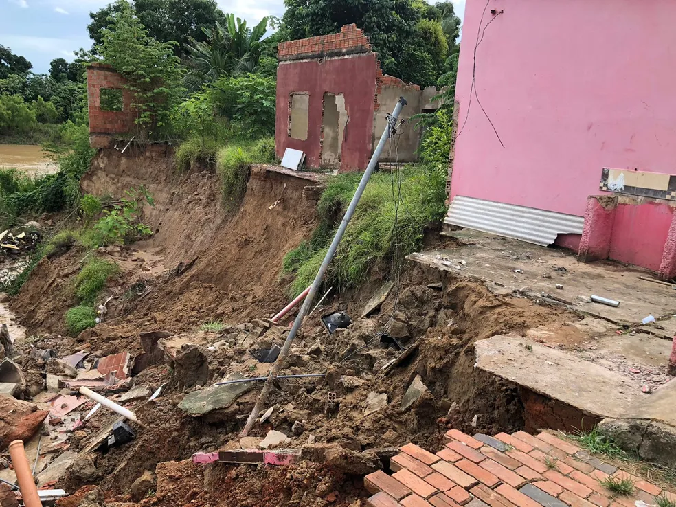Deslizamento de terra avança e mais duas famílias são monitoradas pela Defesa Civil em bairro de Rio Branco