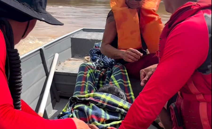 Vídeo: Bombeiros resgatam homem que teria sofrido AVC no Igarapé Liberdade durante a alagação