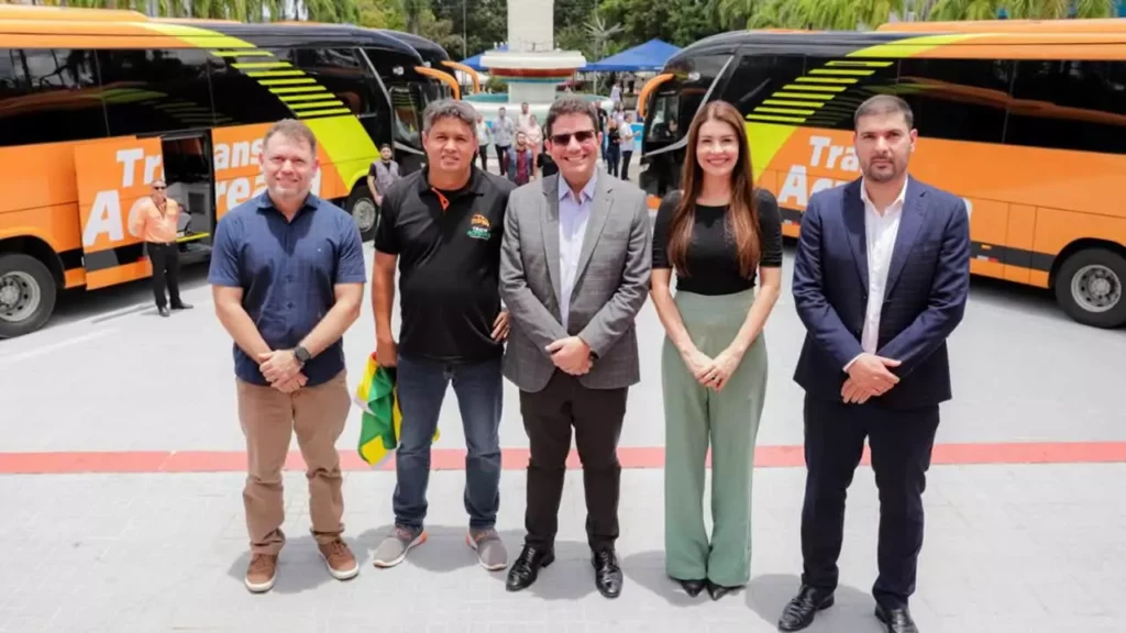 Na esplanada do Palácio Rio Branco, Nicolau Júnior prestigia apresentação de nova frota da empresa Transacreana