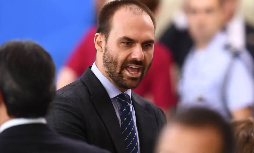 Fake News: Eduardo critica preço de gasolina no Acre da época do governo Bolsonaro e apaga post