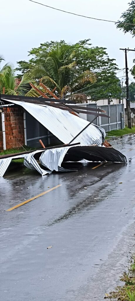 Bairros de Cruzeiro do Sul ficam sem energia e casas foram destelhadas após forte chuva