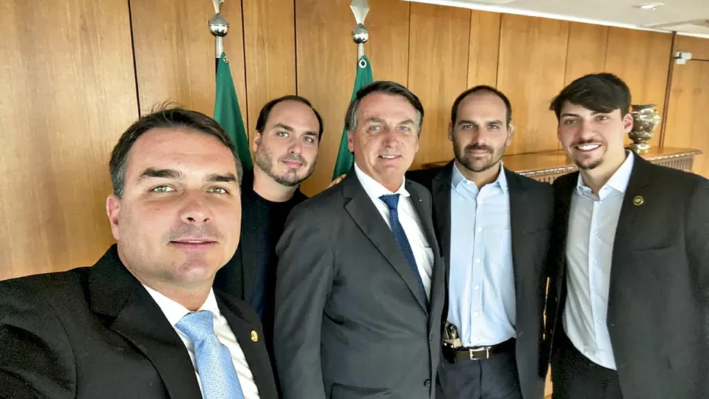 Clã Bolsonaro quer volta do ex-presidente só após TSE marcar julgamento