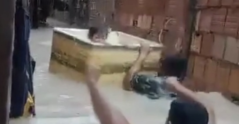 VÍDEO: Criança é resgatada em caixa de isopor durante alagamento