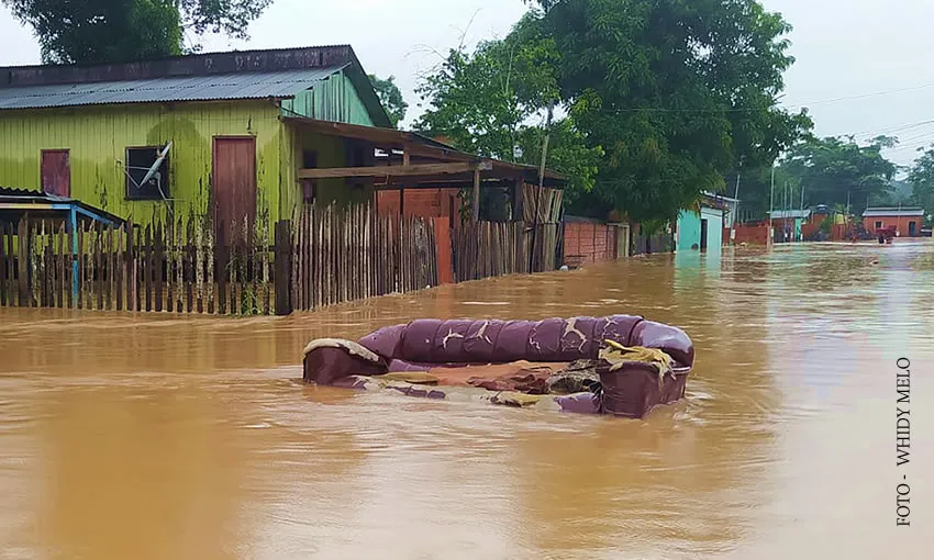 Em bairro de Rio Branco, móveis são arrastados pela água durante chuva intensa