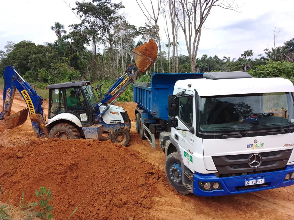 Deracre executa melhorias de acesso no Ramal do Bananeiras, em Cruzeiro do Sul