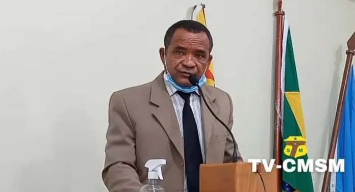 Vereador tenta pronunciar palavra, se embanana e vira meme no interior do Acre