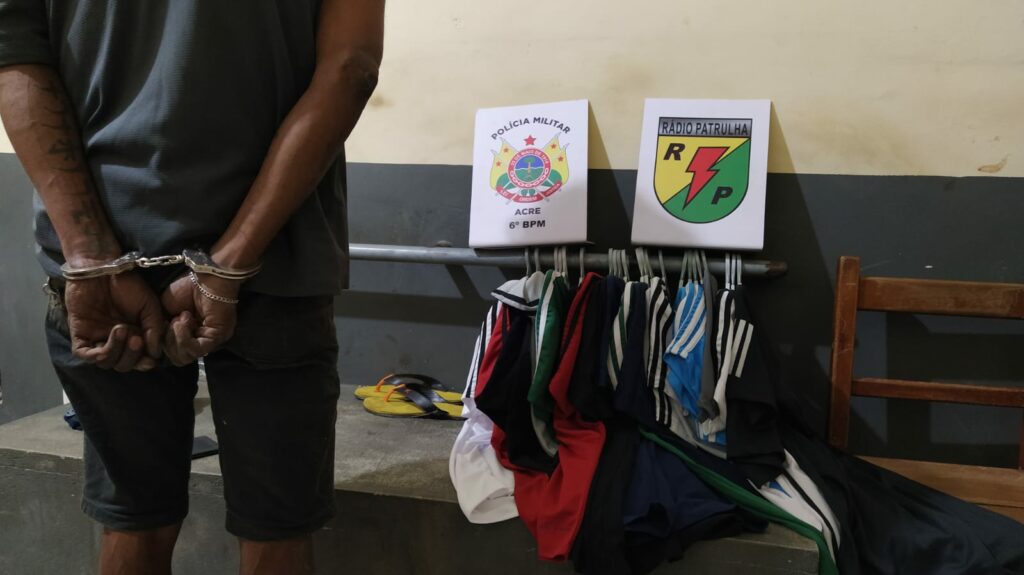 Homem é preso com 22 camisetas furtadas em Cruzeiro do Sul