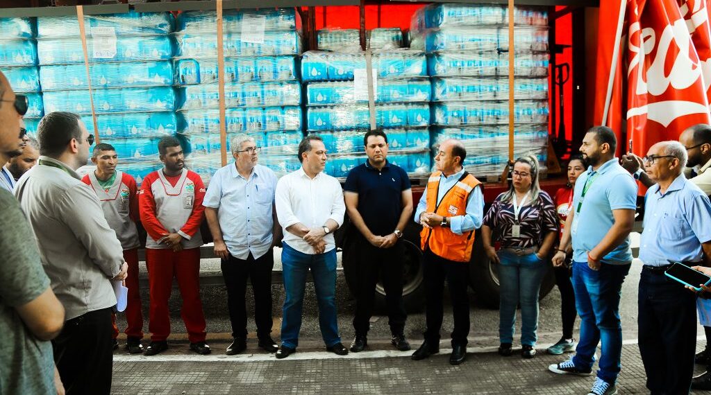 Coca-Cola doa quase 11 mil litros de água mineral para famílias atingidas pelas enchentes