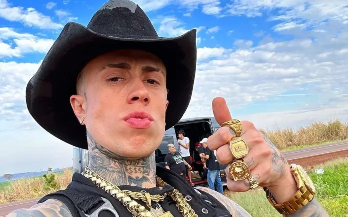 VÍDEO: Preste a decolar no Acre, MC Daniel é agredido com garrafa na cabeça e expulsa fã