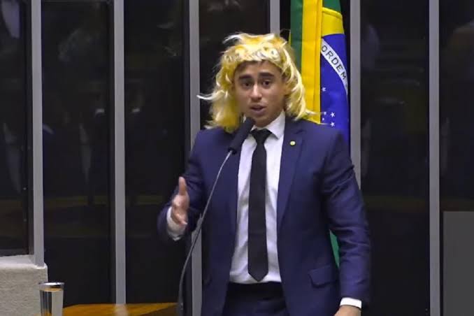 Deputado Nikolas Ferreira usa peruca e faz discurso sobre trans: “imposição de uma realidade que não é a realidade”