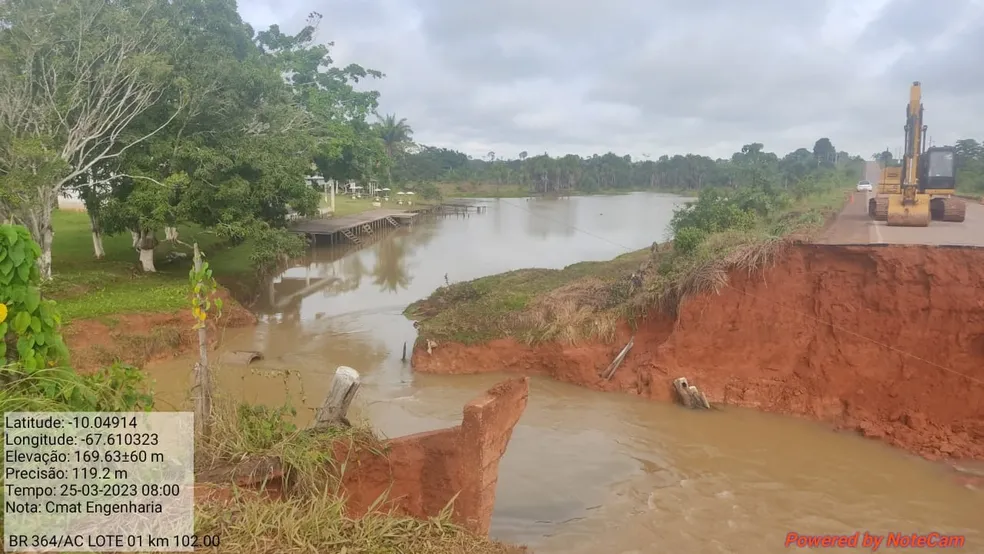Dnit inicia obras na BR-364 após cratera se abrir durante forte chuva no AC e via segue interditada