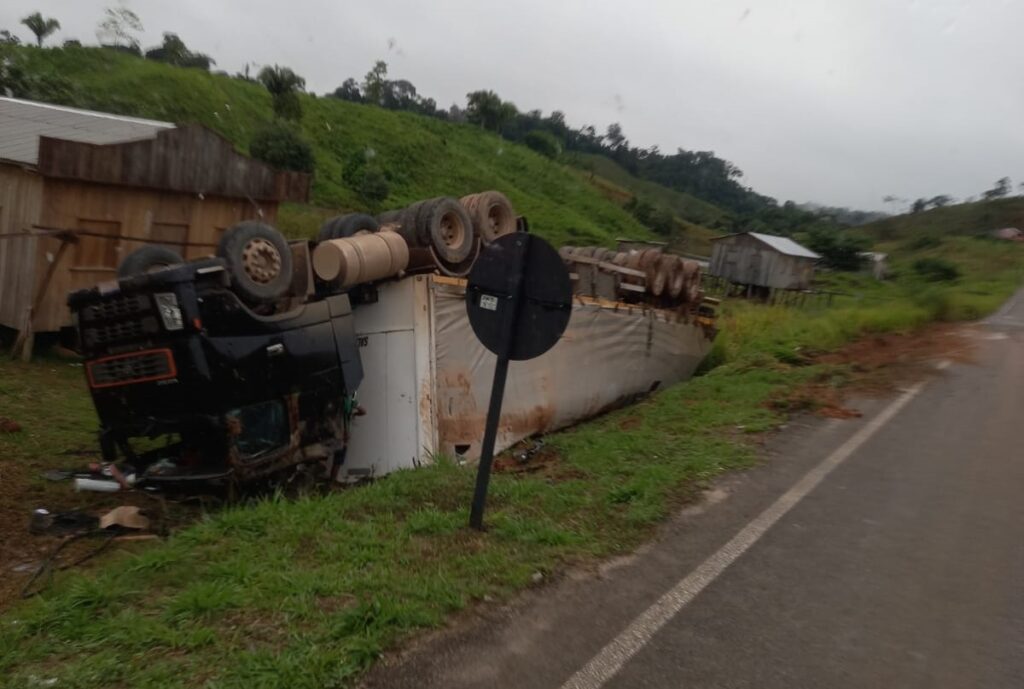 VÍDEO: Carreta tomba na BR-364, em Tarauacá