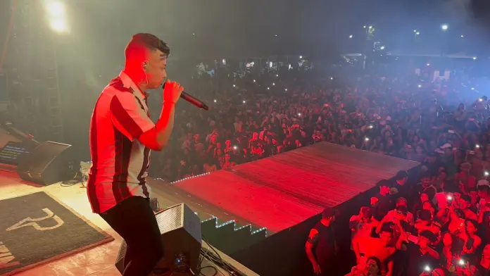 De última hora, justiça libera show de Renanzin Pressão, e cantor sobe ao palco