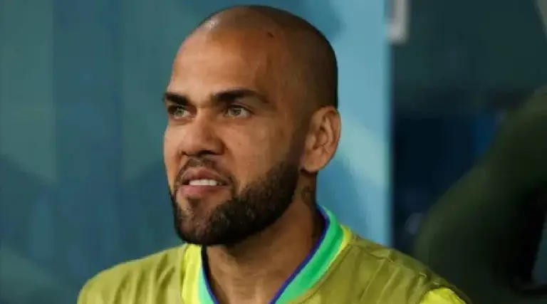 Daniel Alves pode voltar a jogar futebol em torneio entre presos