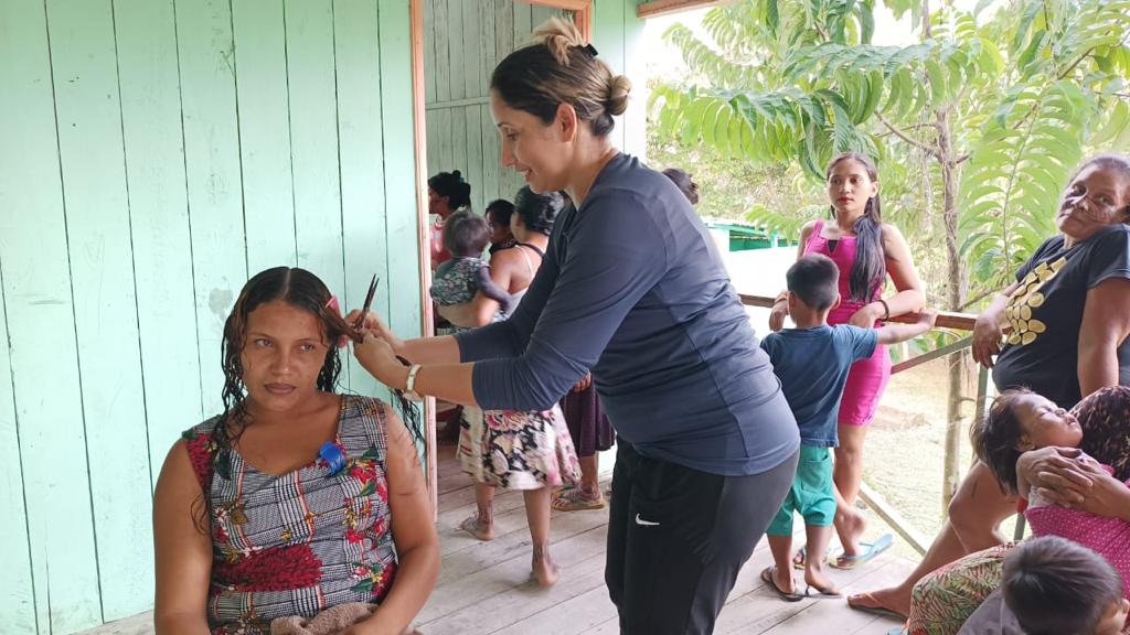 Primeira-dama de Marechal Thaumaturgo realiza trabalho voluntário com mulheres ribeirinhas