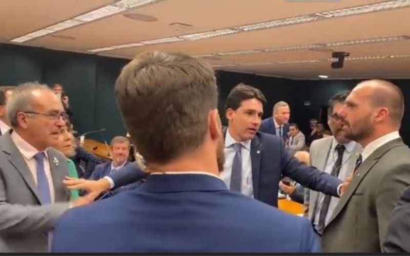 VÍDEO: Eduardo Bolsonaro briga com deputado petista; ‘Vai se fud*r, seu vi*do. Seu put*!’