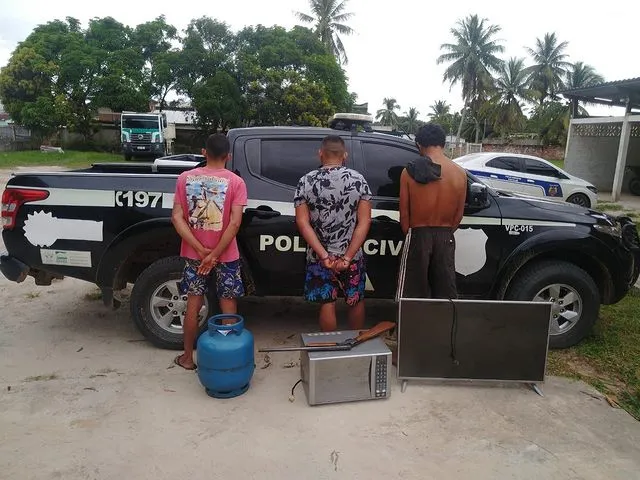 Três homens são presos em Mâncio Lima com droga, objetos furtados e arma de fogo