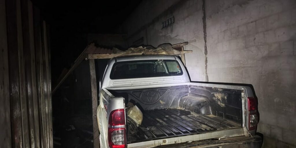 Polícia encontra caminhonete roubada da Prefeitura de Rio Branco parcialmente desmontada