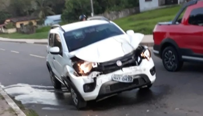 Acidente envolvendo dois carros é registrado em Mâncio Lima