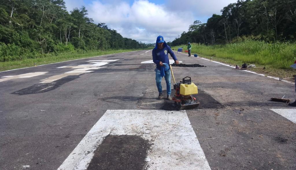 Aeródromo de Marechal Thaumaturgo recebe manutenção na pista de pouso