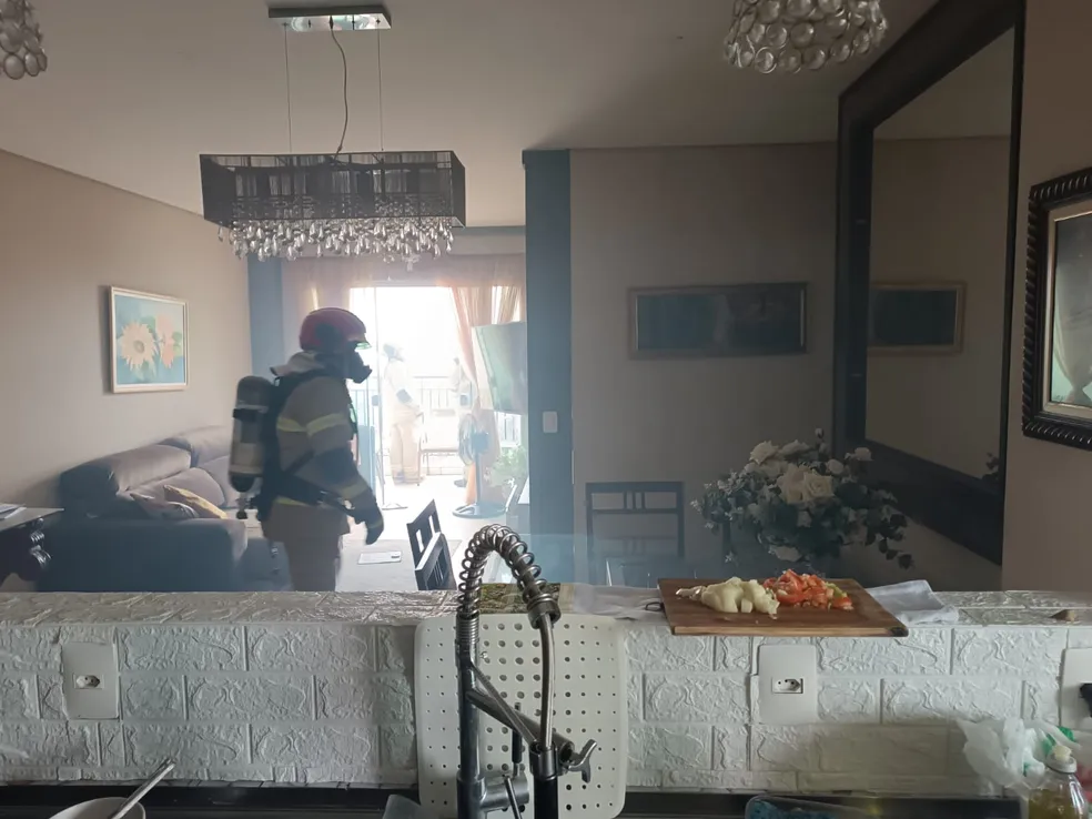 Panela esquecida em fogão causa princípio de incêndio em apartamento no Acre